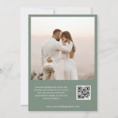 モノグラムスクリプトとQRコードの結婚式デザイン(セージグリーン) 招待状 (裏面)