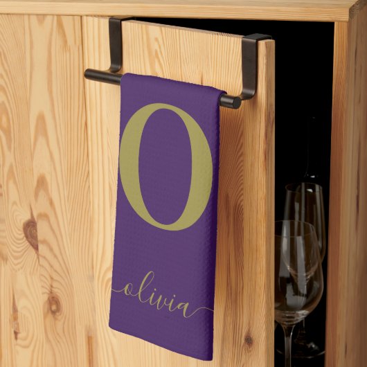モノグラムスクリプト名パーソナライズされた紫および金ゴールド キッチンタオル (三つ折り)