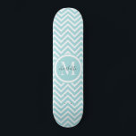 モノグラムスケートボード | Pastel Blue Green Chevron スケートボード<br><div class="desc">甘いパステルブルーの緑のシェブロンまたはジグザグパターンとカスタムモノグラムパーソナライズされたスケートボード。スケー素晴らしトボードが大好きな女の子への贈り物。</div>