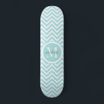 モノグラムスケートボード | Pastel Blue Green Chevron スケートボード<br><div class="desc">甘いパステルブルーの緑のシェブロンまたはジグザグパターンとカスタムモノグラムパーソナライズされたスケートボード。スケー素晴らしトボードが大好きな女の子への贈り物。</div>