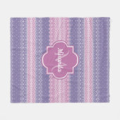 モノグラムスタイリッシュと名前を持つ紫色のニット模様 フリースブランケット (正面(横))