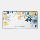 モノグラムスタイリッシュイエロー&ブルーウォーター色フローラ デスクマット (正面)