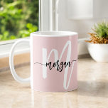 モノグラムスタイリッシュキュイモダン赤面ピンク コーヒーマグカップ<br><div class="desc">このモノグラムお気に入りのかわいい赤面のピスタイリッシュックコーヒーマグでモダンあなたの飲み物をスタイルで飲む。このマグはお洒落デザインとソフトな赤面のピンク色の背景を映し出し、その背景にはモノグラムが脚色されパーソナライズされたていエレガントる。耐久性に優れたセラミック建築は長持ちし、快適な取っ手は一口一口楽しめる。朝のコーヒー、アフタヌーンティー、または居心地の良いホットチョコレートに最適な、このシックなマグカップはあなたの毎日のルーティンパーソナライズされたに魅力のtouchを追加する。</div>