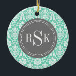 モノグラムスタイリッシュトリオミントダマスク セラミックオーナメント<br><div class="desc">シックでガーリートレンディーの白いダマスクパターンのミントグリーンの背景にダークグレーの表札とトリプルモノグラムを特徴とする。パタカスタマイズーンデザイン上の最初、最後および中イニシャルにフェミニン対するモダン簡単。</div>