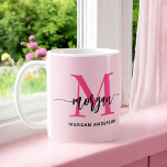 モノグラムスタイリッシュホッモダントピンク コーヒーマグカップ<br><div class="desc">私たちのモノグラムスタイリッシュホットピモダンックコーヒーマグとスタイルで飲む！ホットピ鮮やかンクデザインを搭載しパーソナライズされた、シックでのtouchのために、お客様のモノグラムお洒落をモダンフォントに入れてカスタムいるマグカップ。朝のコーヒーや紅茶に最適で、ファッショナブルな美意識と日常の機能性を兼ね備えている。セラミック高品質製で、電子レンジと食洗機の両方が安全。このポップ・アートのトレンディー、コーヒーマグと同じ実用的なパーソナライズされたあなたのキッチンやオフィスに色の追加スタイリッシュ。</div>
