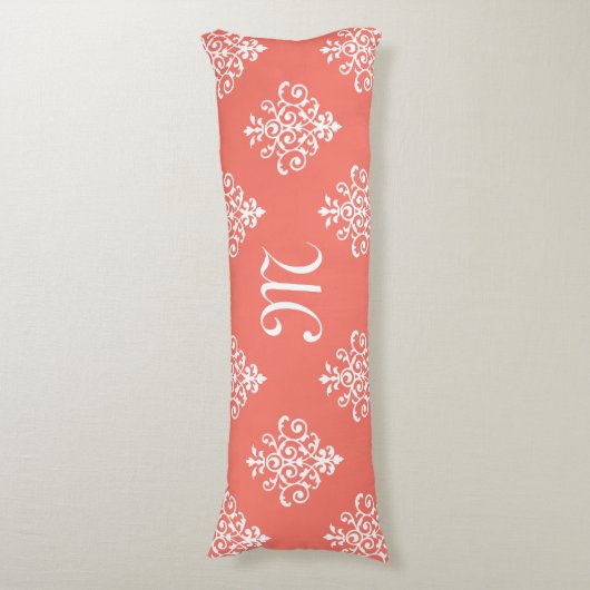 モノグラムスタイリッシュ付きピーチコーラルダマスク模様 ボディピロー (正面縦)
