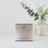 モノグラムスタイリッシュ金ゴールド銀イニシャルテンプレート スクエア名刺 (スタンド正面)