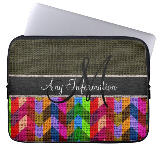 モノグラムダークグリーンシェブロンジグザグバーラップジュート ラップトップスリーブ (正面)