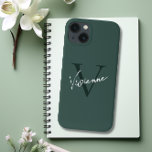モノグラムダークグリーンスタイリッシュミニマモダンリスト iPhone 13ケース<br><div class="desc">「スタイルと洗練の完璧なブレンドを発見するモノグラムのダークグリーンスタイリッシュミニマルなケースモダンメイトiPhoneケース。美しい魅力を醸し出すパーソナライズされたこの電話ケースアイディアでiPhone 15を持ち上げる。DIYファッション文を作成して保護、このミニマルな電話カバーと共にお洒落スタイルしてデバイスを作成。パーソナライズと美学の可能性を今すぐ探ろう！」</div>