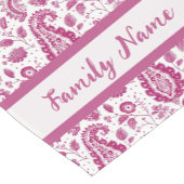 モノグラムダークピンクペイズリーパターン ショートテーブルランナー (コーナー)