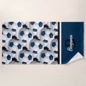 モノグラムダークブルー黒サッカーボールパターン ビーチタオル (正面)