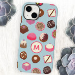 モノグラムチョコレートキャンディ Case-Mate iPhone 14ケース<br><div class="desc">甘いお菓子と誘惑に満ちたアヒルの卵の青い背景に美味しいチョコレートとキャンディ菓子のパターン！モノグラムイニシャルをに変カスタマイズ更。</div>