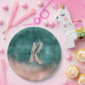 モノグラムティール(緑がかった色)およびソフト赤面ピンクグラデーションフォイル ペーパープレート (パーティー)