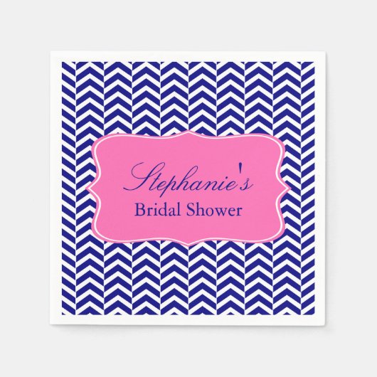 モノグラムネイビーブルーとホットピンクシェブロンブライダル スタンダードカクテルナプキン (正面)