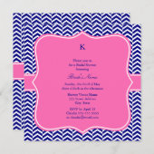 モノグラムネイビーブルーとホットピンクシェブロンブライダル 招待状 (正面/裏面)