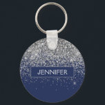 モノグラムネイビーブルーシルバーグラムグリッター キーホルダー<br><div class="desc">シルバーとネイビーブルーフェイクグリッタースパークルとシックエレガントトレンディーラグジュアリーモノグラムのキーチェーン。これらのモノグラム – あなた自身の名前を追加車のマットはあなたの名前で更新することができる。</div>