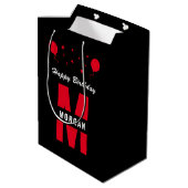 モノグラムハッピーバースデー任意の年齢白黒赤 ミディアムペーパーバッグ (裏面アングル)