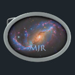 モノグラムバーレッドスパイラル銀河系NGC 1672 卵形バックル<br><div class="desc">銀河系、星と星雲のシリーズこのNASAハッブル宇宙望遠鏡の近距離の渦巻き状銀河系NGC 1672は、銀河系の星形成雲と星間塵の暗いバンドの詳細を明らかにする。最も印象的な特徴の一つは、核から伸び遠くにる塵の車線と後を追銀河系の螺旋腕の内側の端である。渦巻き状の腕に沿って熱い若い青色の星のクラスタ型枠と赤く輝く水素ガスの雲の周囲をイオン化する。ほこりの繊細なカーテンは、青い光を散らすことで、その背後にある星の光を部分的に遮り、赤くしてしまう。銀河系はNGC 1672の後ろに横たわ与えり、彼らは本当にはるかに遠いにもかかわらず、彼らは前景銀河系に埋め込まれている錯覚遠くに。また、NGC1672の塵を通して輝く時に赤く見える。我々自身の天の川銀河系の中のいくつかの明るい前景星は、明るくダイヤモンドのような物体として画像に現れる。NGC 1672は、典型的な鉄骨銀河系として、通常の鉄骨銀河系とは異なり、腕が中心に捻り曲がらないという点で特徴がある。その代わりに、核を取り囲む星の真っすぐなバーの両端に取り付けられる。NGC 1672は、ほぼ顔を見て、中央バーの端に特に強烈な星形成領域を示している。らせん状を信じ禁止した天文学者はユニーク、円盤から核に向かってガスを導くメカニズムを持っている。これにより、銀河系のバー部分が新しい星生成の領域として機能することができる。NGC 1672もセイファルト銀河系に分類される。セイファートは活性核を持つ銀河系のサブセットである。これらの核のエネルギー出力は、時には彼らの宿主銀河系を上回ることができる。この活動は、超巨大ブラックホールへの付着によって動く。NGC 1672は、南の星座の方向に遠くに6000万光年を超えている。NGC1672の観測は、2005年にハッブルの高度な調査用カメラで威厳がある行われた。合成画像は、スペクトルの青、緑、赤外の部分からの光を分離し、イオン化された水素からの発光を行うフィルターを使用して作られた。画像コード： bsgsst画像クレジット：NASA、ESA、ハッブル伝統チーム(STScI/AURA)-ESA/ハッブルコラボレーション</div>