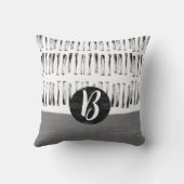 モノグラムパターン（の模様が）あるグレーと白ミニマル主義者 クッション (裏面)