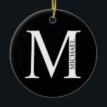 モノグラムパーソナライズされたおよび名前セラミックオーナメント セラミックオーナメント<br><div class="desc">モノグラパーソナライズされたムと名前のデザインは、モノグラパーソナライズされたムと名前をクラシックセリフフォントスタイルで特徴とする。の結婚休日、家族の懇親会や特別な機会に最適。</div>