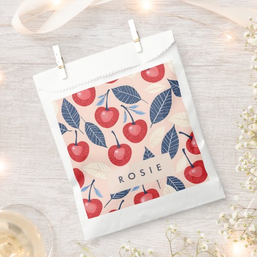モノグラムパーソナライズされたさくらんぼ及び葉柄 フェイバーバッグ (クリップ留めされた状態)