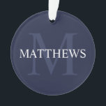 モノグラムパーソナライズされたと名前ネイビーブルー オーナメント<br><div class="desc">モノグラパーソナライズされたムと名前ギフトは背景として白の名前とネイビーブルーのモノグラムを特徴パーソナライズされたとし、ネイビーブルーの背景にクラシックセリフフォントスタイルの名前を特徴とする。休日、家族の懇親会、特別な機会に最適。</div>