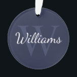 モノグラムパーソナライズされたと名前ネイビーブルー オーナメント<br><div class="desc">モノグラパーソナライズされたムと名前のギフトはパーソナライズされた、ネイビーブルーの背景に白いスクリプトフォントスタイルの名前と背景として軽いネイビーブルーセリフフォントスタイルのモノグラムを特徴とする。休日、家族の懇親会、特別な機会に最適。</div>