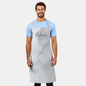 モノグラムパーソナライズされたと名前ホワイトマーブル エプロン (着用した状態)