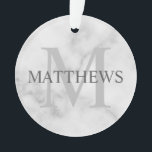 モノグラムパーソナライズされたと名前マーブルルック オーナメント<br><div class="desc">モノグラパーソナライズされたムと名前ギフトはグレーの名前と薄いグレーのモノグラムを背景として、クラシックセリフのフォントスタイルで、白い大理石の外観の背景に。休日、家族の懇親会、特別な機会に最適。</div>