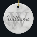 モノグラムパーソナライズされたと名前マーブルルック セラミックオーナメント<br><div class="desc">モノグラパーソナライズされたムと名前のギフトは、グレーのスクリプトのフォントスタイルで名前をパーソナライズされた特徴とし、背景として明るいグレーのセリフのフォントスタイルでモノグラム、白い大理石の外観の背景に。休日、家族の懇親会、特別な機会に最適。注意：大理石の詳細はアートワークでシミュレートされる。この製品の製造には実際の大理石は使用されない。</div>