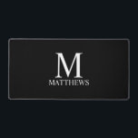 モノグラムパーソナライズされたと名前 デスクマット<br><div class="desc">モノグラパーソナライズされたムと名前ギフトは、黒い背景にパーソナライズされた白いクラシックセリフのフォントスタイルでモノグラムと名前を特徴とする。</div>