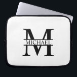 モノグラムパーソナライズされたと名前 ラップトップスリーブ<br><div class="desc">モノグラパーソナライズされたムと名前モノグラパーソナライズされたムと名前をクラシックセリフフォントスタイルで特徴づけるギフト。父の日の贈り物として完璧なパパ、祖父、夫、卒業生のための贈り物。</div>