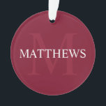 モノグラムパーソナライズされたと名前Burgundy Red オーナメント<br><div class="desc">モノグラムパーソナライズされたと名前ギフトは白の名前とモノグラムの背景として軽いブルゴーニュレッドのパーソナライズされた名前、クラシックセリフのフォントスタイル、バーゴーニュレッドの背景に。休日、家族の懇親会、特別な機会に最適。</div>