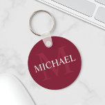 モノグラムパーソナライズされたと名前Burgundy Red キーホルダー<br><div class="desc">モノグラムパーソナライズされたと名前ギフトは白の名前とモノグラムの背景として軽いブルゴーニュレッドのパーソナライズされた名前、クラシックセリフのフォントスタイル、バーゴーニュレッドの背景に。休日の贈り物、家族の懇親会の好意として完璧な、あなたは格別の機会のためのgroomsmenとギフトのためのギフト。</div>