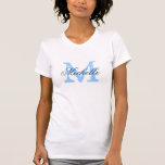 モノグラムパーソナライズされたの花嫁付きシャツ | ネイビーブルー Tシャツ<br><div class="desc">パーソナライズされたTシャツの花嫁付きモノグラム | ネイビーブルーとホワイト。スクリプトモノグラムの文字の名前をカスタムするを持つエレガントティー。花嫁のためにパーソナライズ，花女，メイド・オブ・オーナー（花嫁付き添い人），名誉のマトロン，花嫁の母親など。可愛いアイディアの結婚披露宴、ブライダルシャワーとバチェロレッテ。</div>