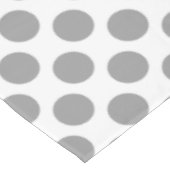 モノグラムパーソナライズされたグレー水玉模様パターン テーブルクロス (アングル)