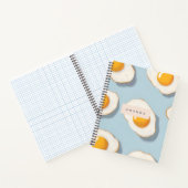 モノグラムパーソナライズされたサニーサイドアップ卵パターン ノートブック (内部)