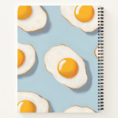 モノグラムパーソナライズされたサニーサイドアップ卵パターン ノートブック (裏面)