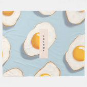 モノグラムパーソナライズされたサニーサイドアップ卵パターン フリースブランケット (正面(横))