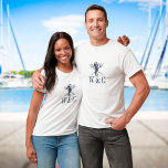 モノグラムパーソナライズされたシホース航海の Tシャツ<br><div class="desc">海スタイリッシュ馬とモノグラムのイニシャルと海軍の青と白のデザインを備えたでストライプす。Thisisnomeによる設計©</div>
