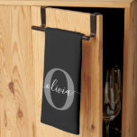 モノグラムパーソナライズされたスクリプト名白黒グレー キッチンタオル<br><div class="desc">このエレガントモノグラスタイリッシュムと台本の名前のデザインは、誕生日、母の日または任意の大事な行事のためのギフトとして可能である。その人のパーソナライズされたイニシャルと名前で出来る。フォント、フォント色、フォントサイズ、背景色は、デザインツールを使用して変更できる。おもしろいを持カスタマイズってデザイン。</div>