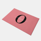 モノグラムパーソナライズされたスクリプト名白黒ピンク ドアマット (アングル)