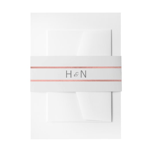 モノグラムパーソナライズされたバラゴールドフォイルグレイ結婚ズ 招待状ベリーバンド (正面例)