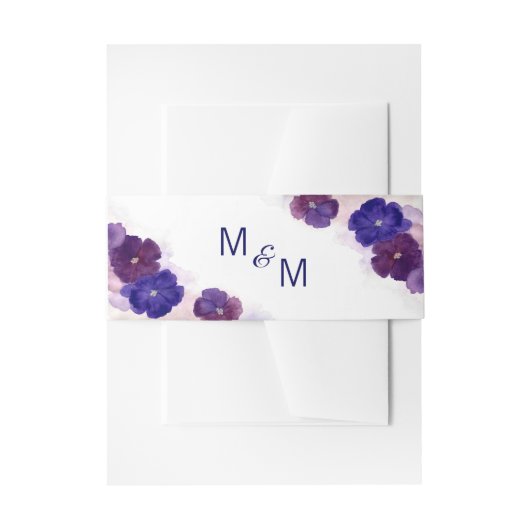 モノグラムパーソナライズされたフローラパープルプラム結婚ズ 招待状ベリーバンド (正面例)