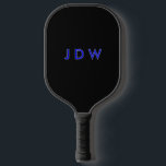 モノグラムパーソナライズされたブラックとブルー ピックルボールラケット<br><div class="desc">ピクルパーソナライズされたボールパドル。名前.モノグラム.青と黒</div>