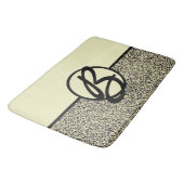 モノグラムパーソナライズされたブラッククリームヒョウ バスマット (アングル)