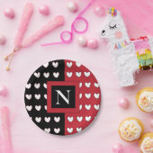 モノグラムパーソナライズされたブラックレッドホワイトハート ペーパープレート (パーティー)