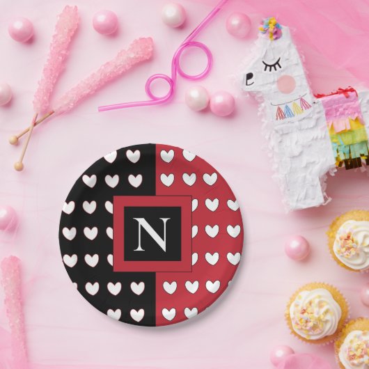 モノグラムパーソナライズされたブラックレッドホワイトハート ペーパープレート (パーティー)