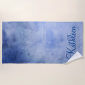 モノグラムパーソナライズされたブルーとホワイトウォーターの色 ビーチタオル (正面)