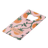 モノグラムパーソナライズされたレトロトマトつる植物パターン クレジットカード栓抜き (正面アングル)